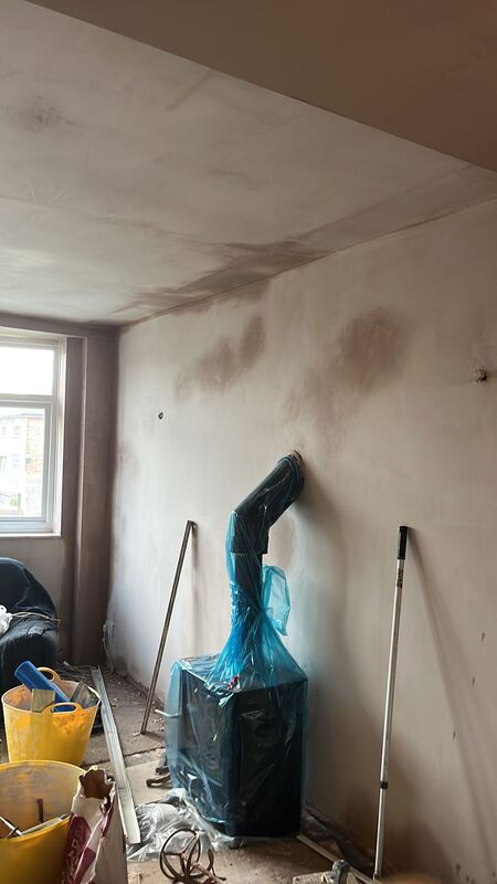 A freshly plastered living room wall by Ard Plasterers Nottingham